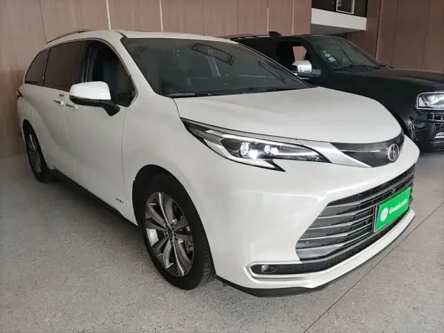 Toyota Sienna — Фото автомобиля 3