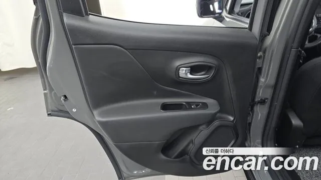 Jeep Renegade — Фото автомобиля 24