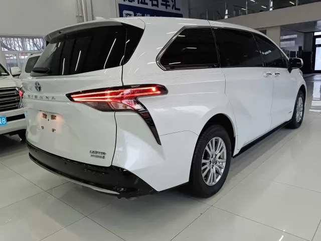 Toyota Sienna — Фото автомобиля 4