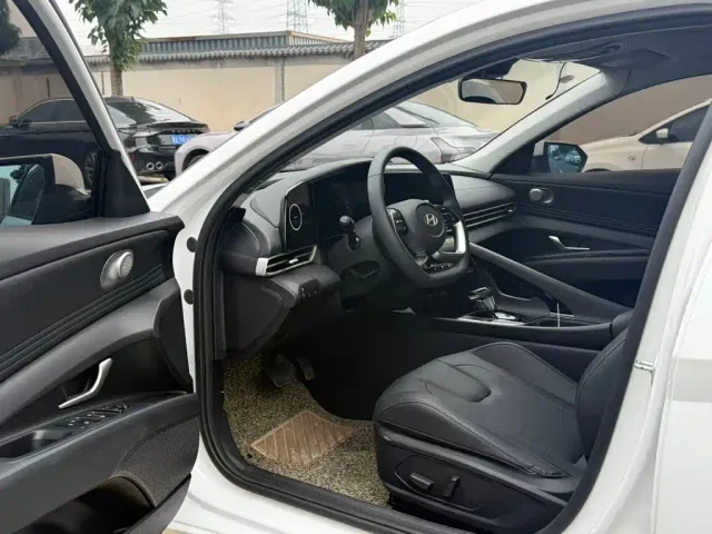 Hyundai Elantra — Фото автомобиля 4
