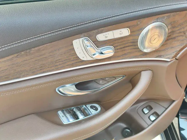 Mercedes-Benz E-Class — Фото автомобиля 4