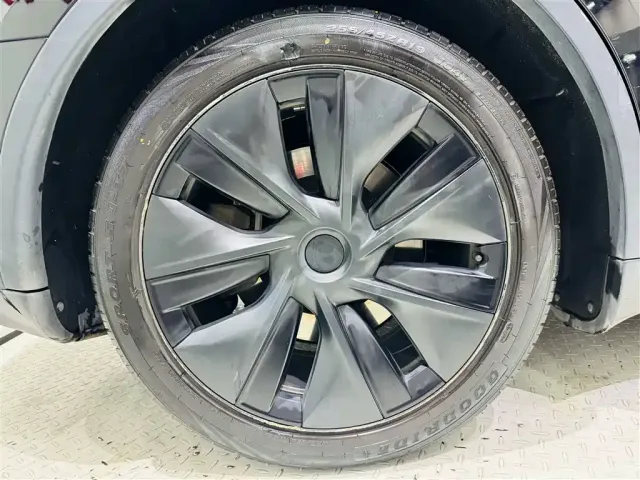 Tesla Model Y — Фото автомобиля 10