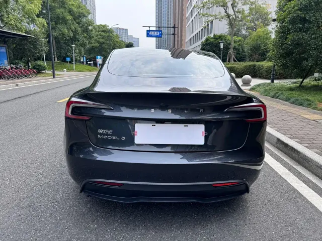 Tesla Model 3 — Фото автомобиля 4