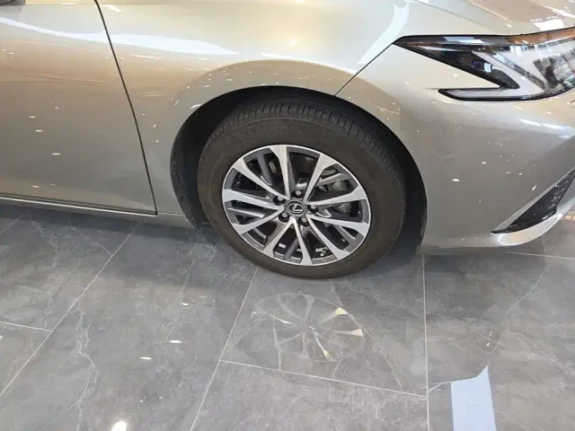 Lexus ES — Фото автомобиля 11