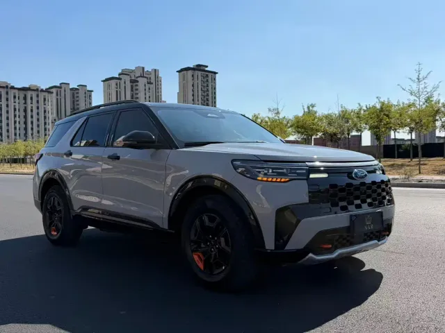 Ford Explorer — Фото автомобиля 3