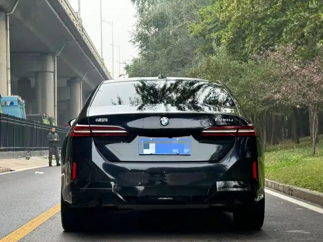 BMW 5 Series — Фото автомобиля 15