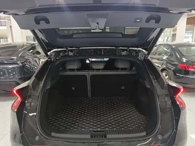 Lynk & Co Z20 — Фото автомобиля 18