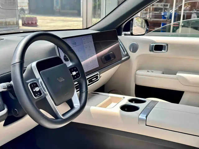 Li Auto L7 — Фото автомобиля 11