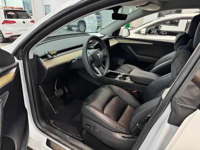Tesla Model Y — Фото автомобиля 9