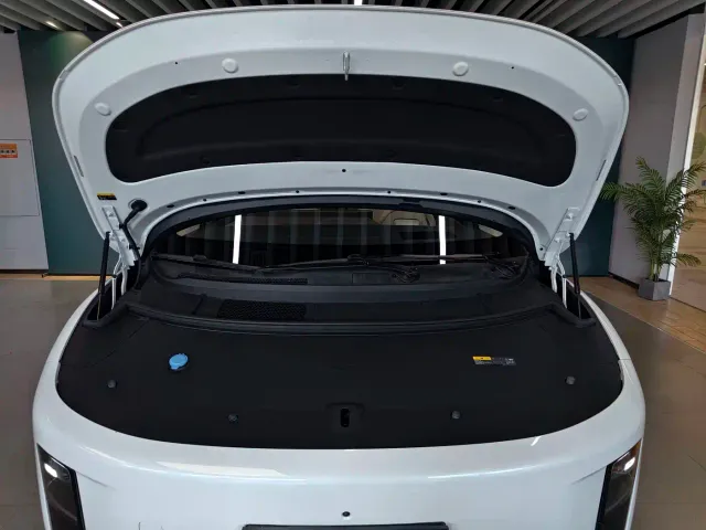 Li Auto i8 — Фото автомобиля 4