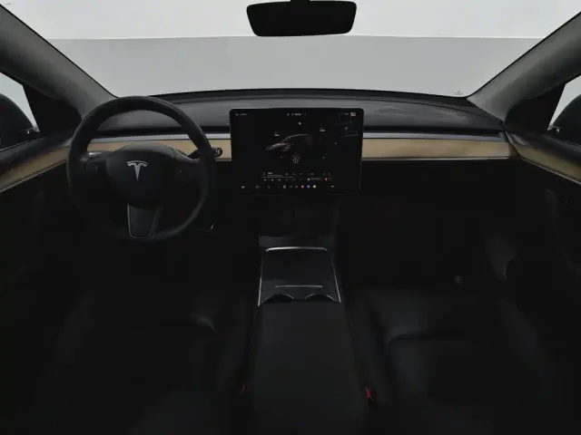 Tesla Model Y — Фото автомобиля 5