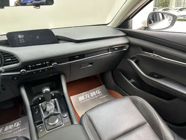 Mazda Axela — Фото автомобиля 10
