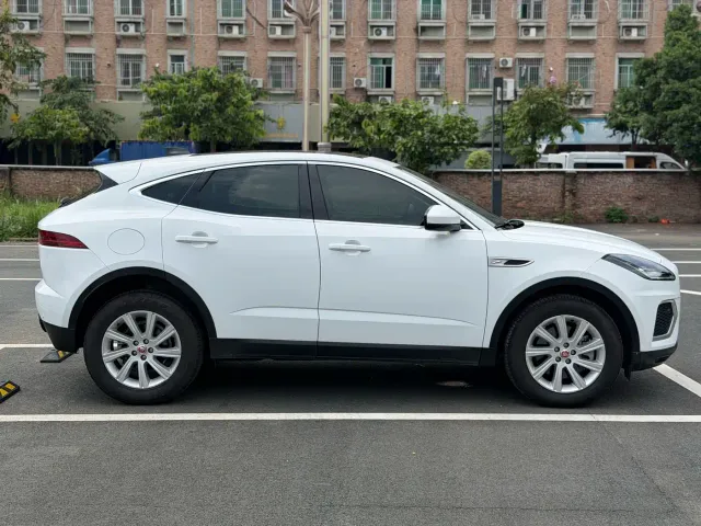 Jaguar E-PACE — Фото автомобиля 4