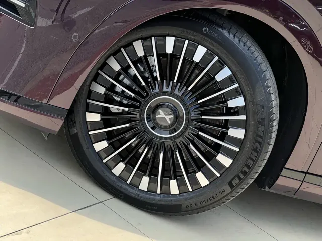 Xpeng X9 — Фото автомобиля 23