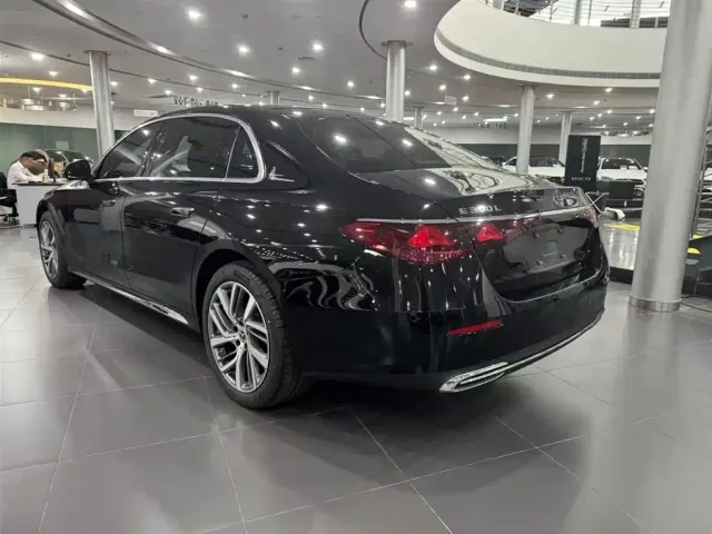 Mercedes-Benz E-Class — Фото автомобиля 3