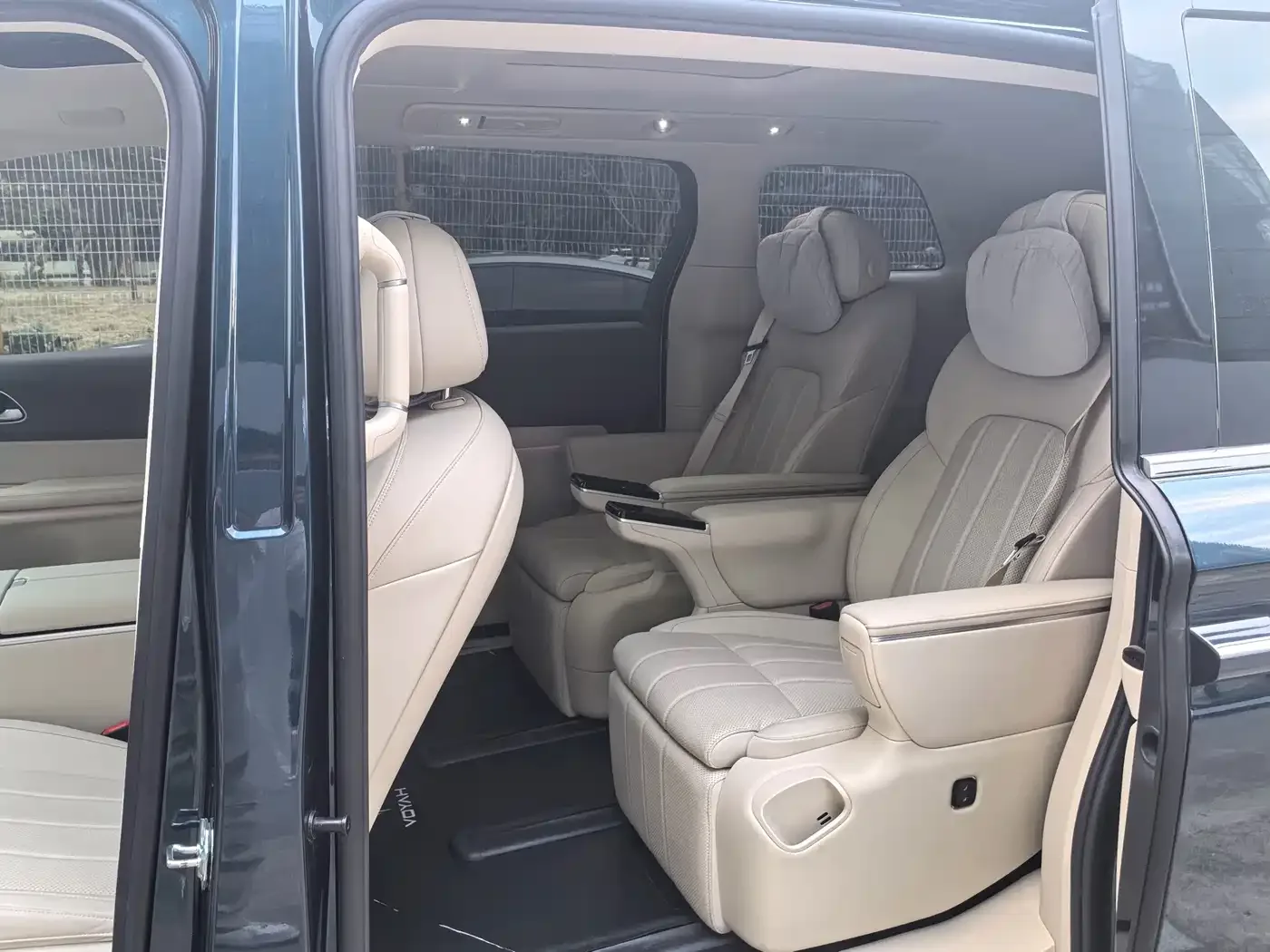 Voyah Auto Voyah Dreamer 2025 Model PHEV 4WD Premium QianKun Edition — Фото автомобиля 10