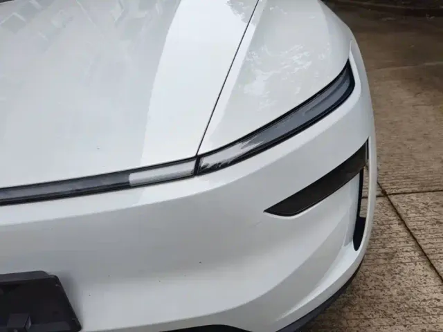 Tesla Model Y L — Фото автомобиля 17