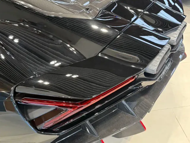 Lamborghini Revuelto — Фото автомобиля 19