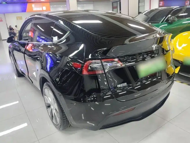Tesla Model Y — Фото автомобиля 4