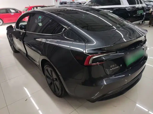 Tesla Model 3 — Фото автомобиля 4