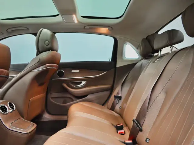 Mercedes-Benz E-Class — Фото автомобиля 9