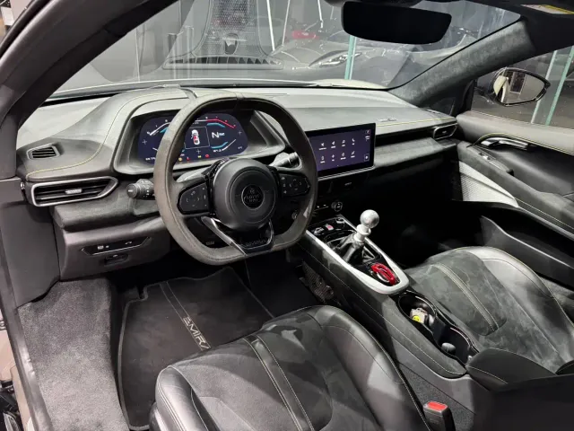 Lotus Emira — Фото автомобиля 6