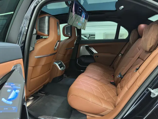 BMW i7 — Фото автомобиля 8