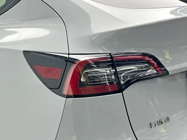 Tesla Model Y — Фото автомобиля 12
