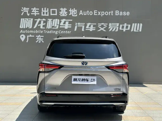 Toyota Sienna — Фото автомобиля 4