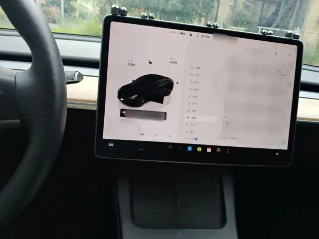 Tesla Model 3 — Фото автомобиля 5