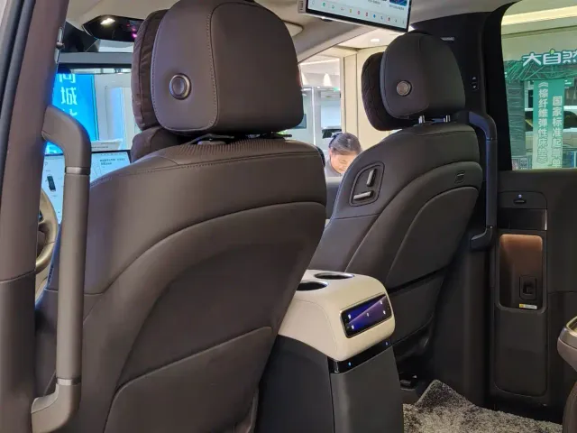 Li Auto MEGA — Фото автомобиля 14