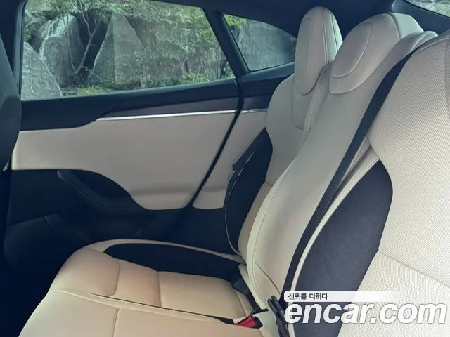 Tesla Model S — Фото автомобиля 9