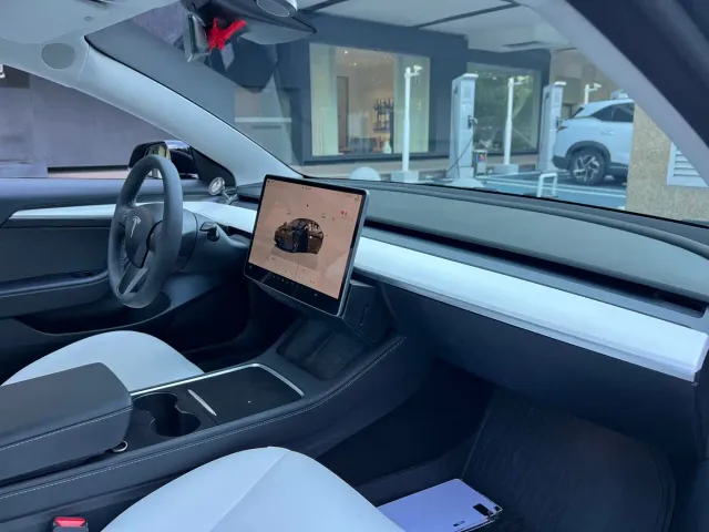 Tesla Model 3 — Фото автомобиля 11
