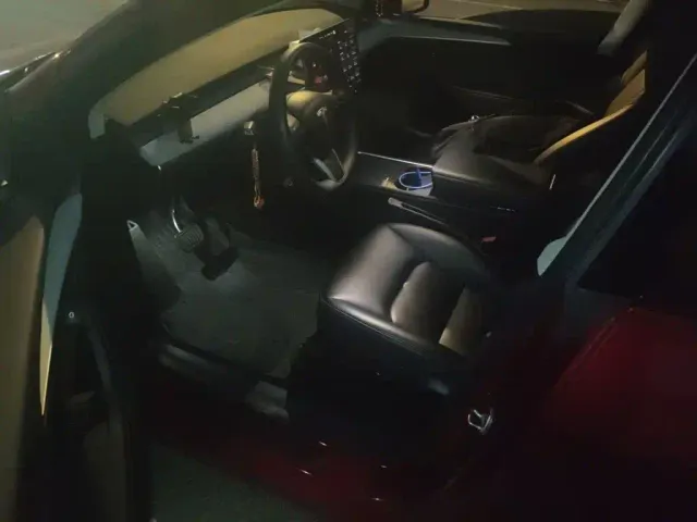 Tesla Model Y — Фото автомобиля 17