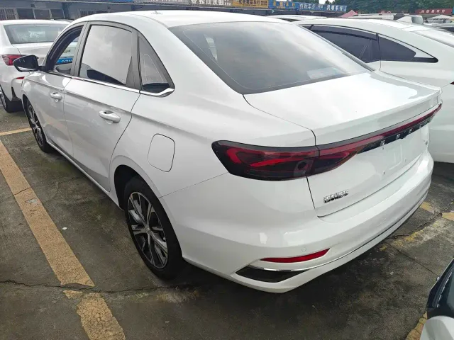 Geely Emgrand — Фото автомобиля 15