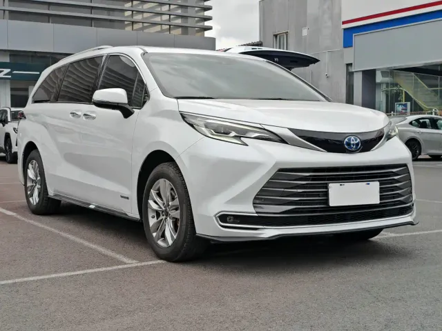Toyota Sienna — Фото автомобиля 3