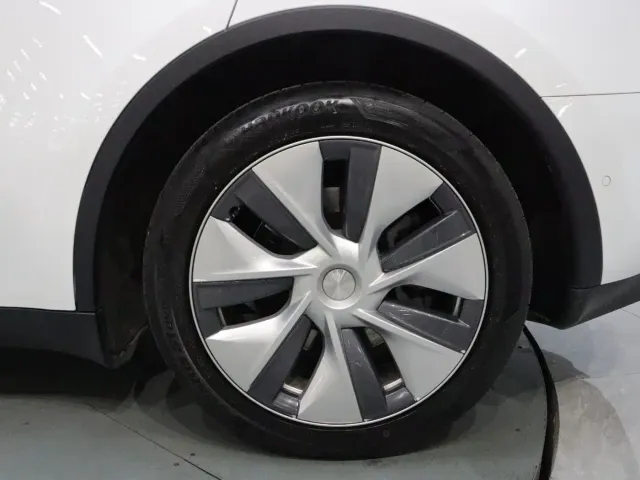Tesla Model Y — Фото автомобиля 18
