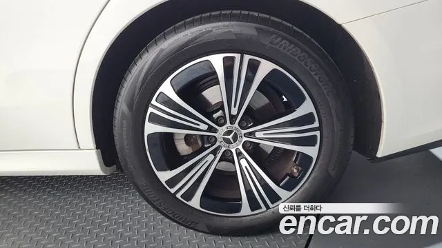 Mercedes-Benz E-Class — Фото автомобиля 18