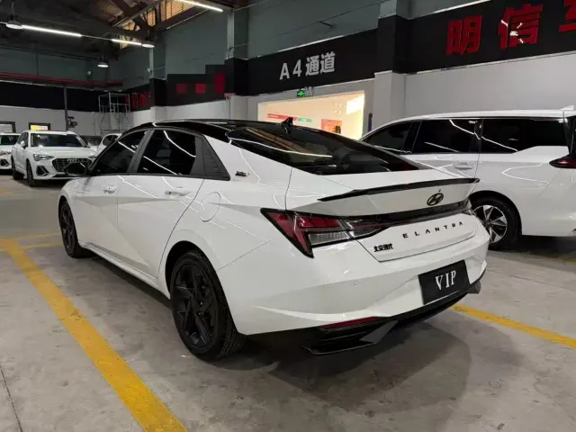 Hyundai Elantra — Фото автомобиля 12