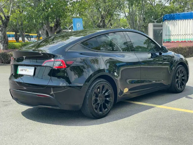 Tesla Model Y — Фото автомобиля 16