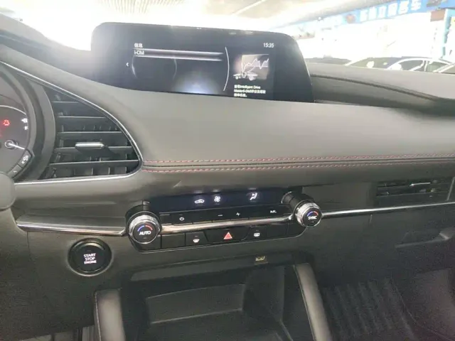 Mazda Axela — Фото автомобиля 12
