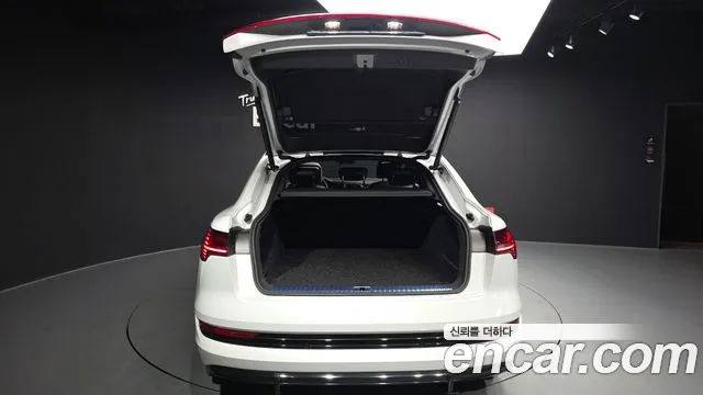 Audi e-tron — Фото автомобиля 20