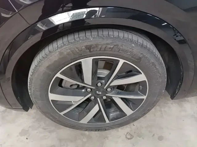 Li Auto L8 — Фото автомобиля 22