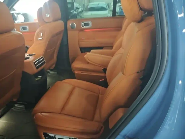Li Auto L8 — Фото автомобиля 16