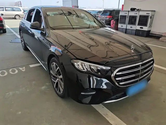 Mercedes-Benz E-Class — Фото автомобиля 3