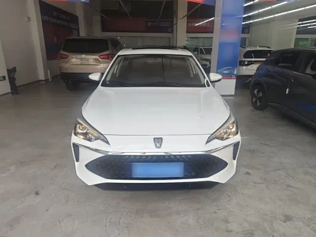 Roewe Roewe i5 2023 1.5L CVT Luxury Edition — Фото автомобиля 2