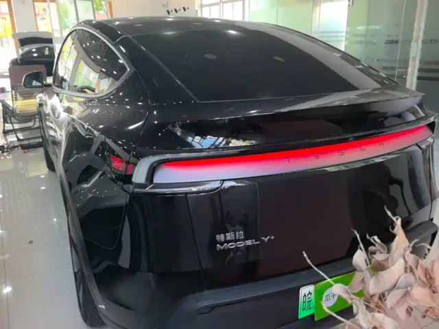 Tesla Model Y — Фото автомобиля 5