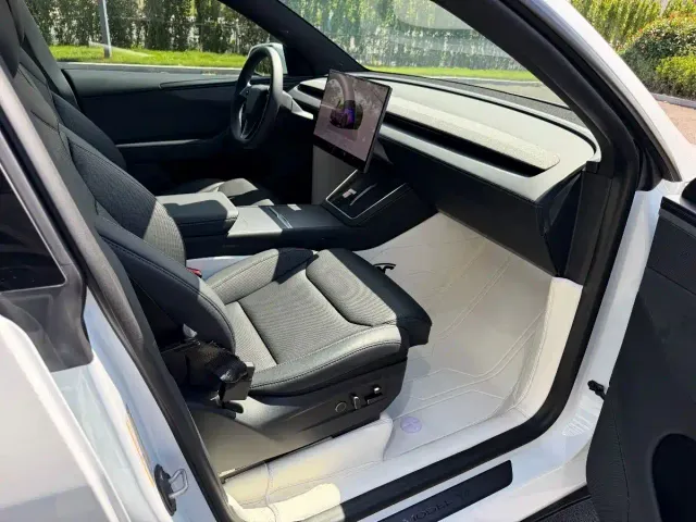 Tesla Model Y L — Фото автомобиля 11