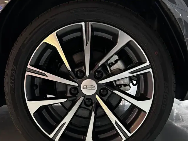 Geely Emgrand — Фото автомобиля 13