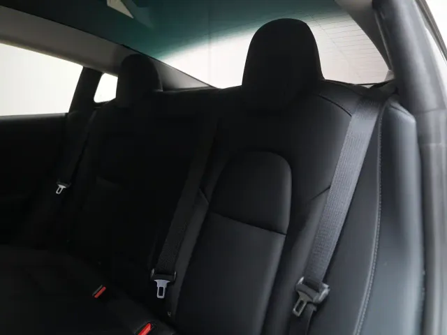 Tesla Model 3 — Фото автомобиля 15